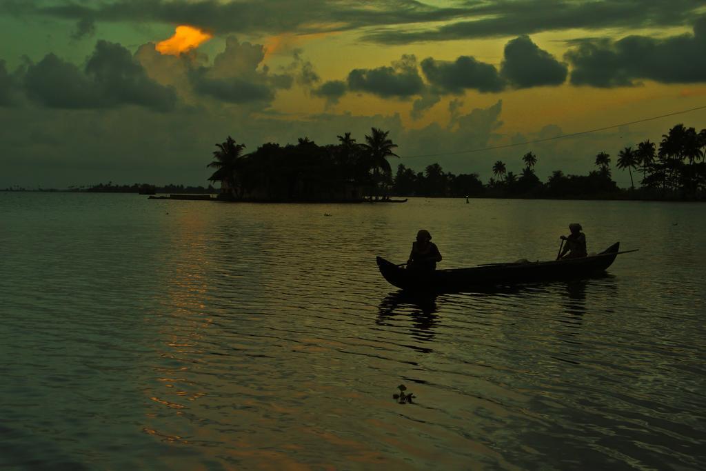 Punnamada Resort Alappuzha Bagian luar foto