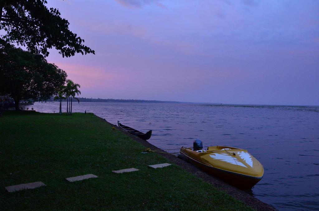 Punnamada Resort Alappuzha Bagian luar foto