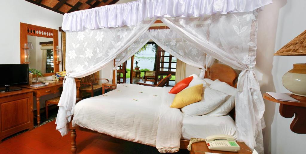 Punnamada Resort Alappuzha Bagian luar foto
