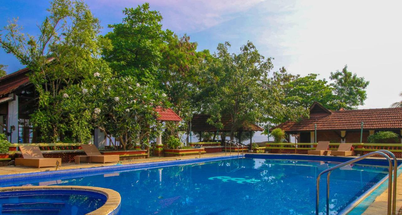 Punnamada Resort Alappuzha Bagian luar foto