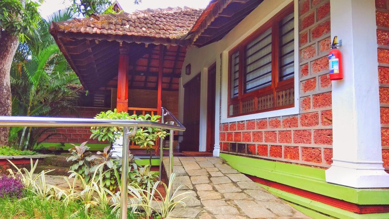 Punnamada Resort Alappuzha Bagian luar foto