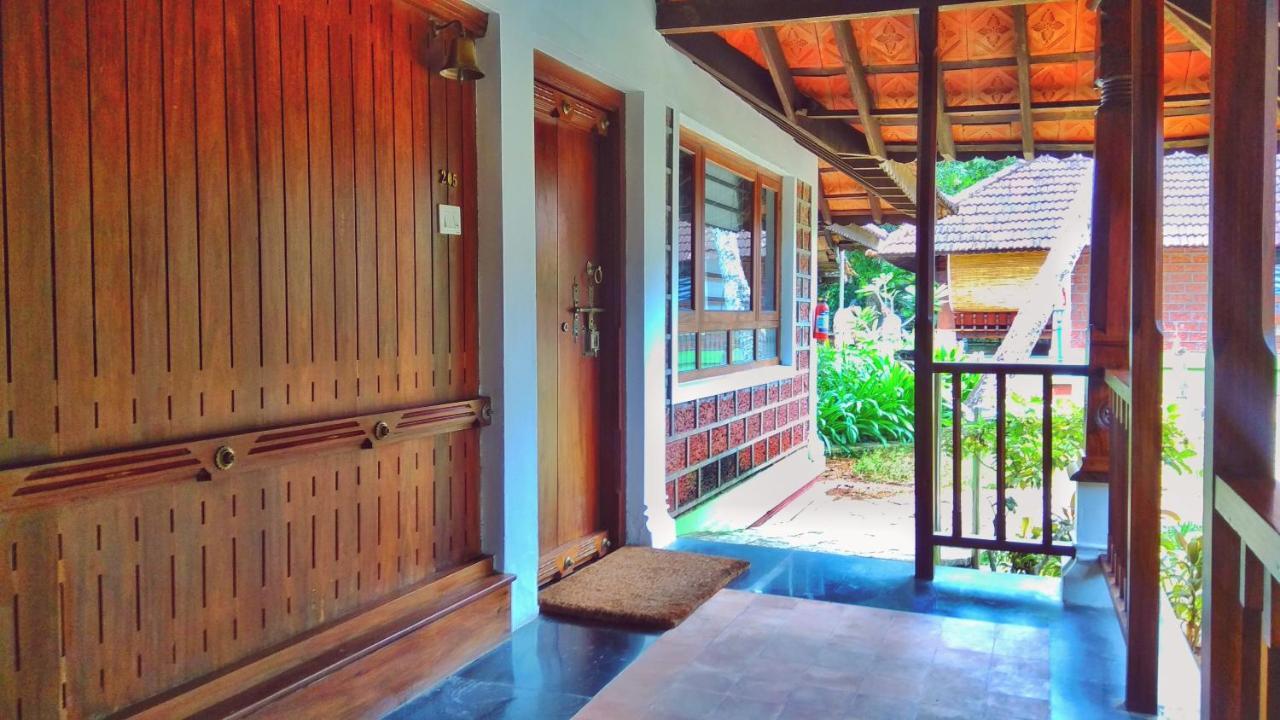 Punnamada Resort Alappuzha Bagian luar foto
