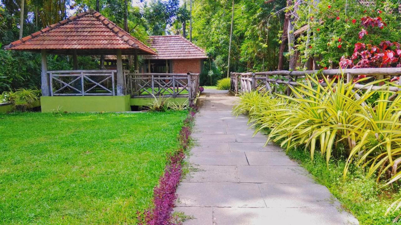 Punnamada Resort Alappuzha Bagian luar foto