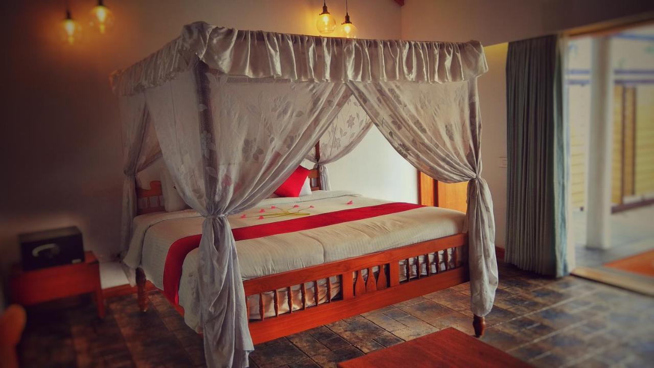 Punnamada Resort Alappuzha Bagian luar foto