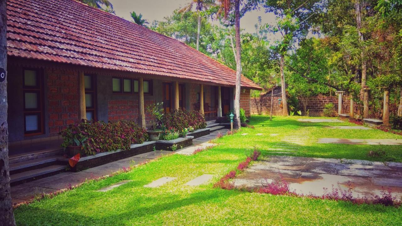 Punnamada Resort Alappuzha Bagian luar foto